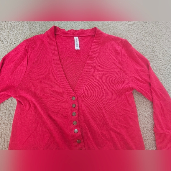 Red Button-Up Quarter Sleeve Cardigan - Picture 2 of 4